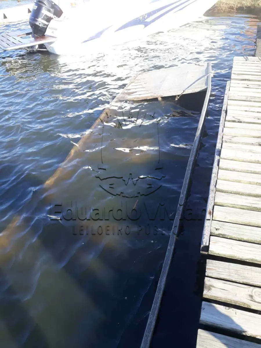 LOTE 004 - VENDA JUDICIAL DE BARCO DE ALUMÍNIO TIPO CHATA MEDINDO 6,06 M