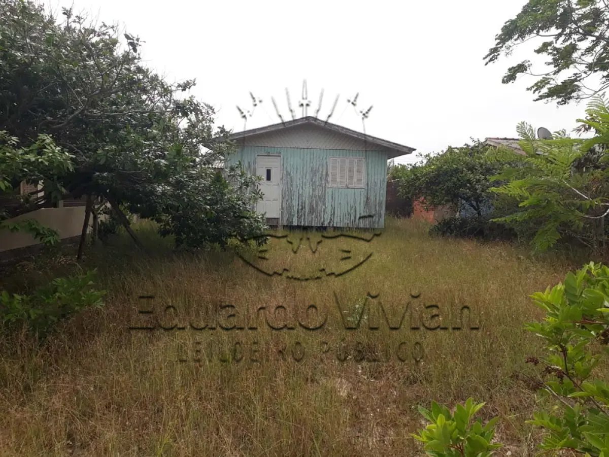 LOTE 02 - Uma casa de madeira, sem o terreno. Venda Somente da edificação.