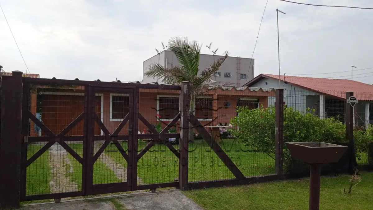 LOTE 001 - VENDA JUDICIAL DE CASA EM BALNEÁRIO PINHAL NA RUA 06. O imóvel faz frente a Rua David Canabarro, 1040.