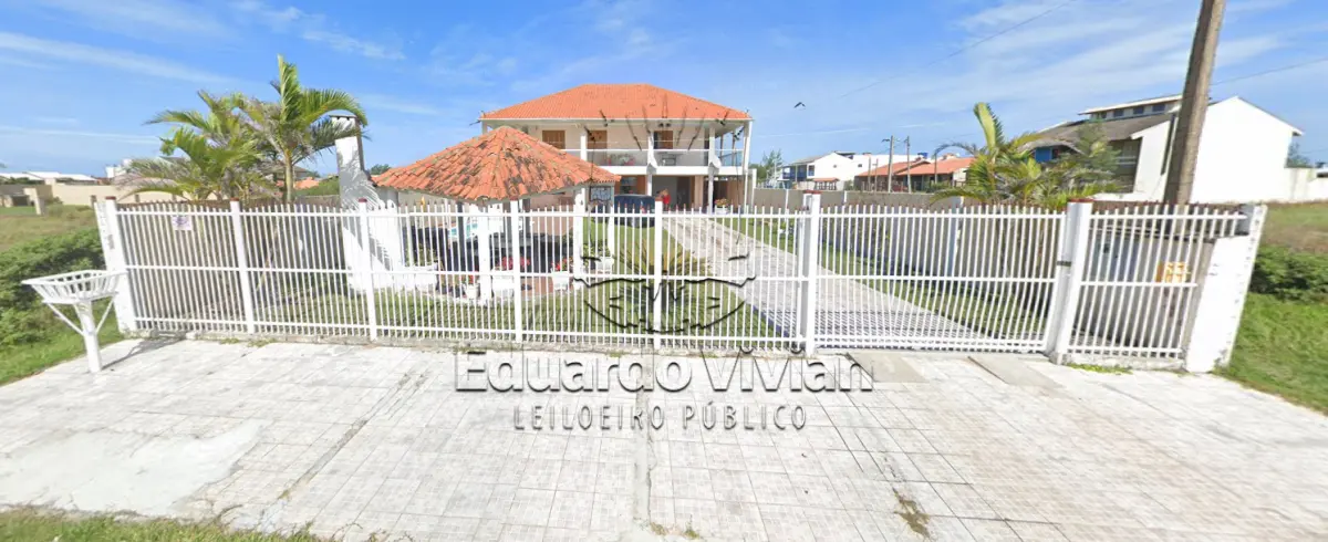 LOTE 001 - Em Tramandaí, um sobrado na Av. Alberto Pasqualini, nº 2262, sendo o Lote 14 da Quadra 170, tendo area de 450,00 m2, matricula no RI de Tramandaí 88.268.