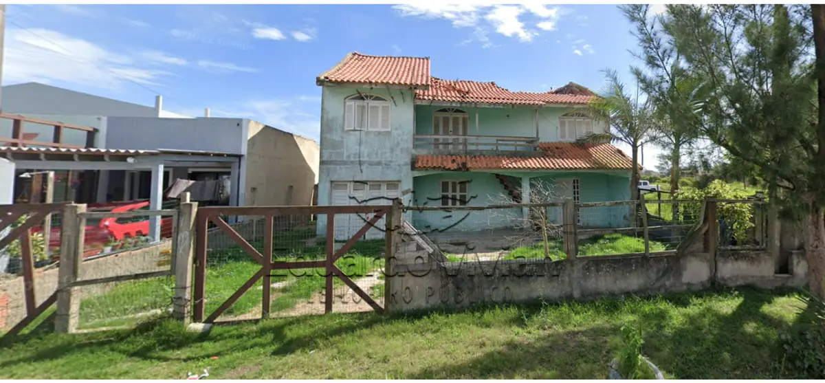 LOTE 001 - Casa em Tramandaí, na Rua Andrade Neves, 2250, lote medindo 12,00 m x 30,00 m, casa com cerca de 200,00 m2, na quadra formada pelas vias Silveira Martins, Marcilio Dias e General Rondon, matrícula 31.443 do Registro de Imóveis de Tramandaí, sendo o Lote 18 da Quadra A-2-E.