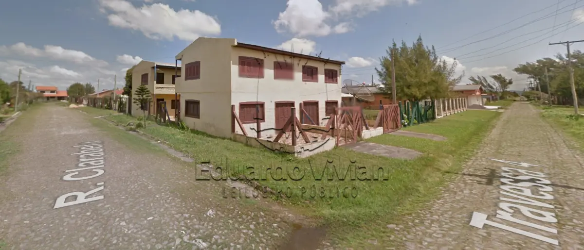 LOTE 001 - No Balneário Albatroz, na Travessa 04, esquina Rua Clarabela, 526, na quadra formada pelas vias D e Travessa 05, no Condomínio Edifício Santa Catarina, o apartamento 05, matricula 129.872.