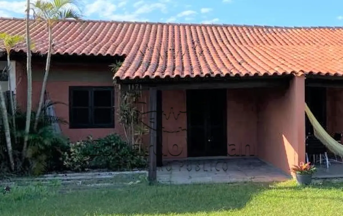 LOTE 001 - Em Imbé, os direitos que o executado possui sobre o imóvel localizado na Rua David Canabarro nº 1171, Casa 01.