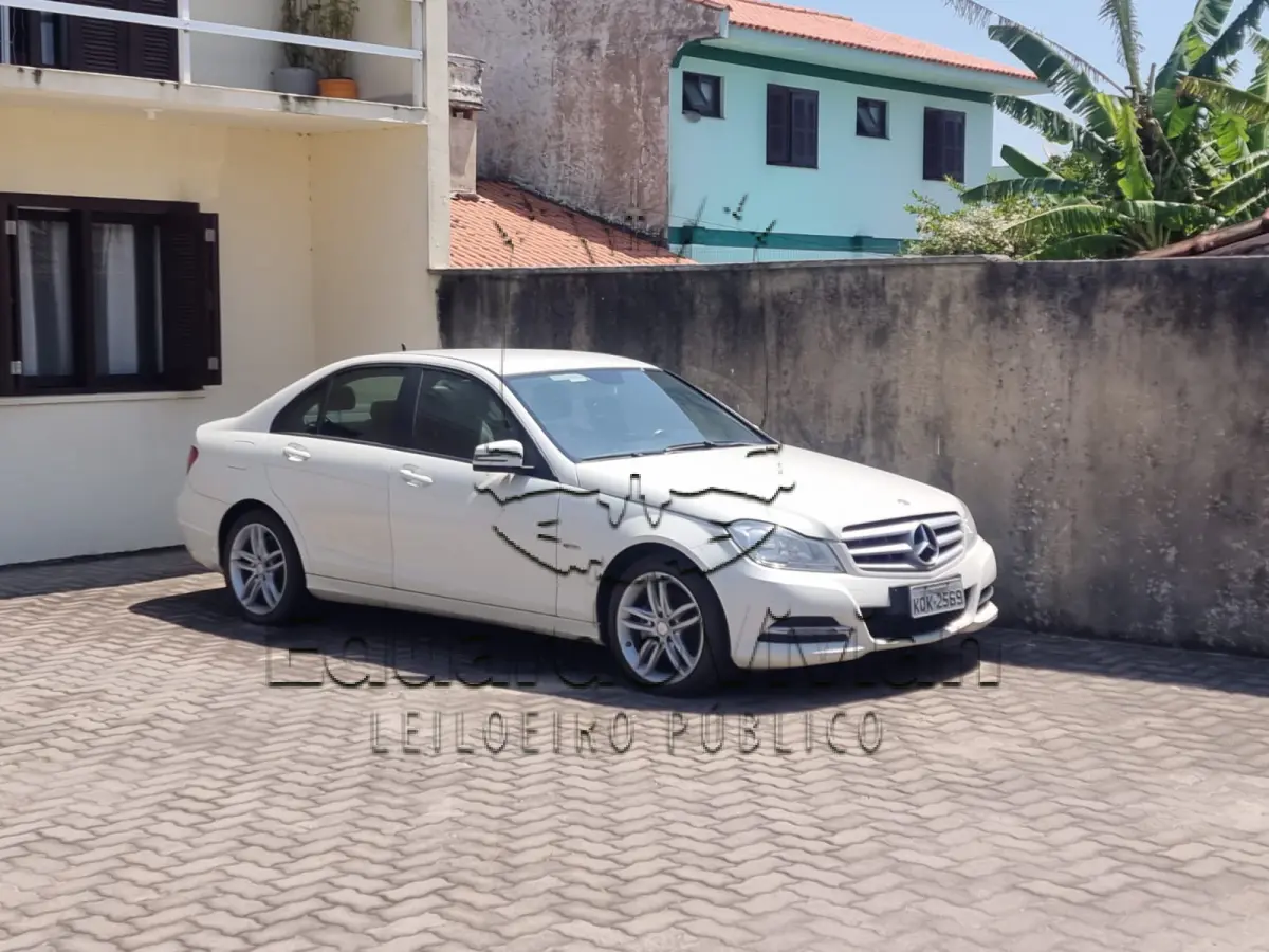 LOTE 001 - Veículo marca/modelo: I/M.BENZ C 180 CGI Ano/modelo: 2012/2012 Placa: KQK2569 Chassi: WDDGF4KW5CF940047 RENAVAM: 497454300.
