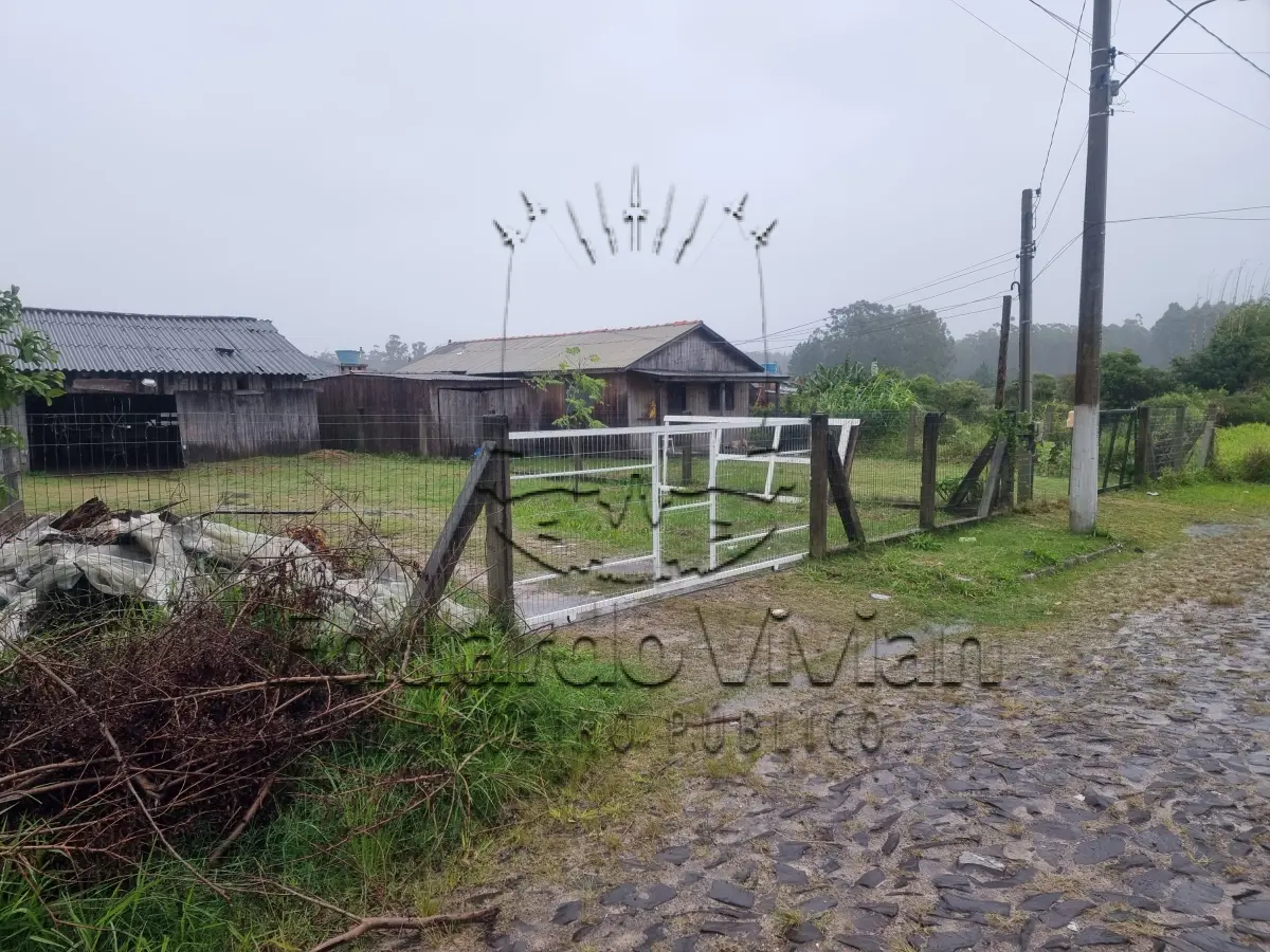 LOTE 001 - Em Tramandaí, no Loteamento Parque Emboaba, os lotes, 318, 319 e 320, da Quadra número 19, no Quarteirão formado pelas vias 01, 04, 05 (onde fazem frente) e 29, cada um com 300,00 m2, totalizando 900,00 m2.