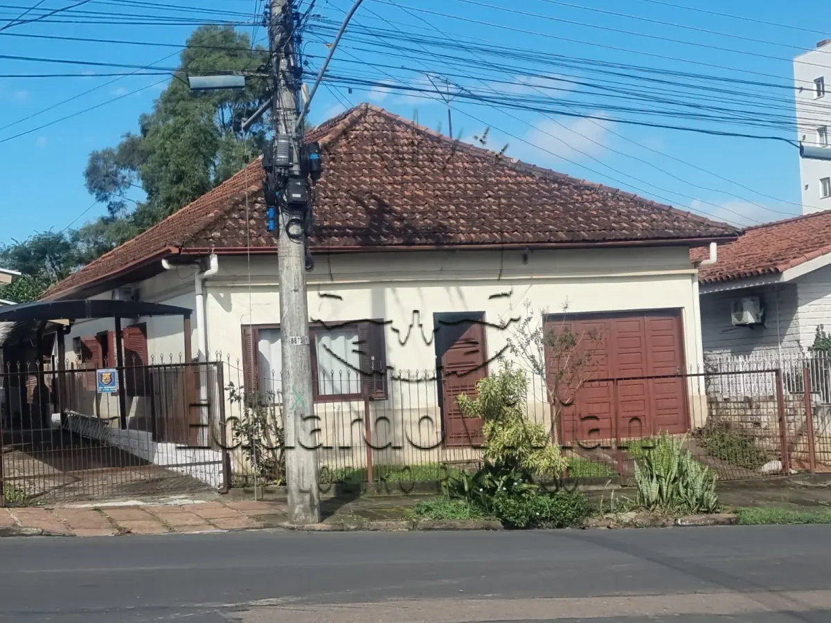 LOTE 000 - Em Santo Antônio da Patrulha, na Rua Major João Villa Verde, nº 326, matrícula no RI de SAP nº 11.393, terreno com 440,00 m2, avaliado o conjunto de casa e lote em 450.000,00. Segundo a matricula a casa teria 128,08 m2 de área.