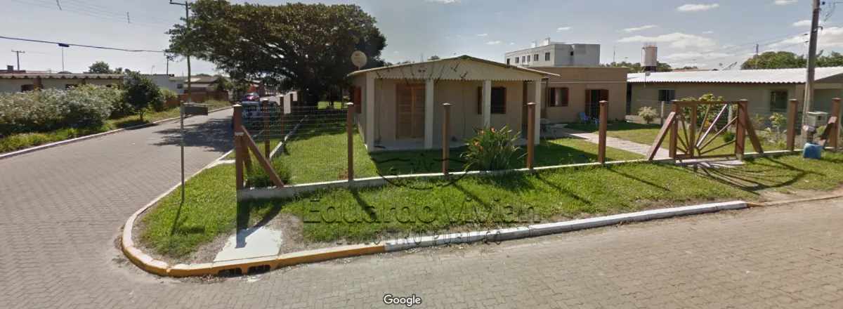 LOTE 001 - Uma casa em Capivari do Sul, situada na esquina das Ruas Professos Luiz Teixeira, nº 251 e 20 de setembro,