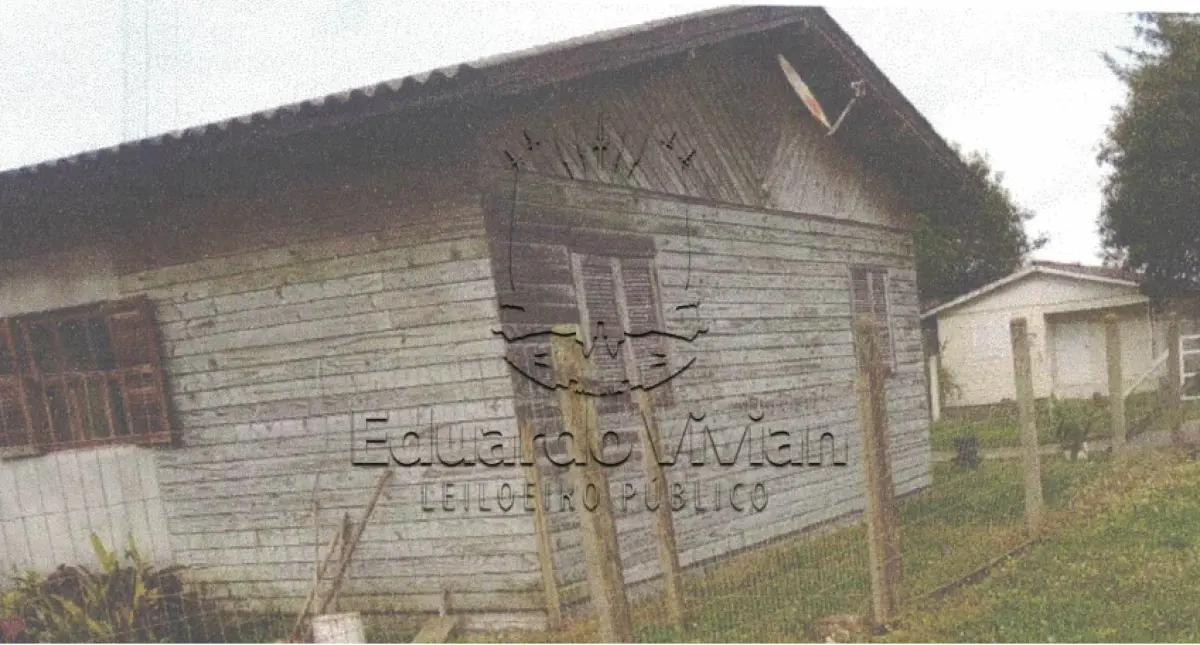 LOTE 001 - CASA DE MADEIRA EM CAPÃO NOVO NA RUA DAS SEMPRE VIVAS, 3258, ESQUINA COM A RUA BIGUÁ.