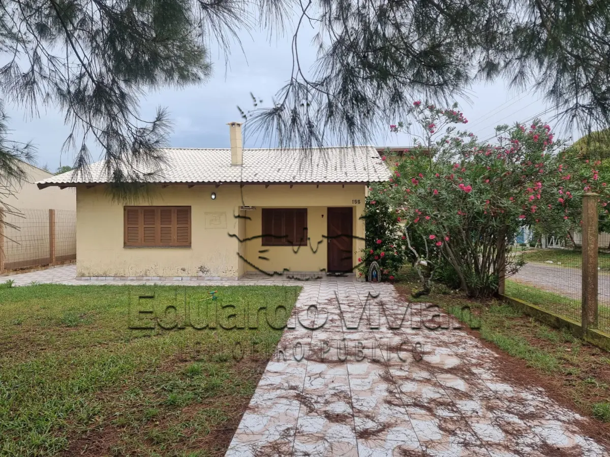 LOTE 001 - Em Balneário Albatroz, na Rua Clarabela, 155, esquina com a Travessa 2, matricula 574 do RI de Tramandaí, sendo o lote 10 da quadra 30, com área edificada averbada de 121,20 m2, na quadra formada pelas vias C, B, Travessa 2 e 3, avaliado o conjunto de casa e lote em R$ 140.000,00.