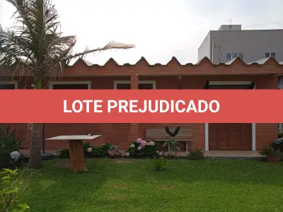 LOTE 001 - VENDA JUDICIAL DE CASA EM BALNEÁRIO PINHAL NA RUA 06. O imóvel faz frente a Rua David Canabarro, 1040.