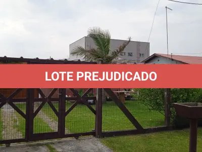 LOTE 001 - VENDA JUDICIAL DE CASA EM BALNEÁRIO PINHAL NA RUA 06. O imóvel faz frente a Rua David Canabarro, 1040.