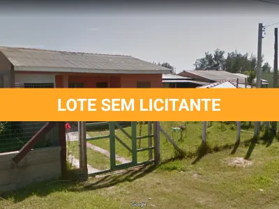LOTE 02 - VENDA JUDICIAL DE RESIDÊNCIA EM BALNEÁRIO MAGISTERIO NA RUA VIAMÃO, 1164.