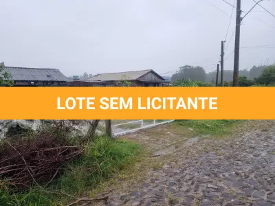 LOTE 001 - Em Tramandaí, no Loteamento Parque Emboaba, os lotes, 318, 319 e 320, da Quadra número 19, no Quarteirão formado pelas vias 01, 04, 05 (onde fazem frente) e 29, cada um com 300,00 m2, totalizando 900,00 m2.