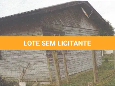 LOTE 001 - CASA DE MADEIRA EM CAPÃO NOVO NA RUA DAS SEMPRE VIVAS, 3258, ESQUINA COM A RUA BIGUÁ.