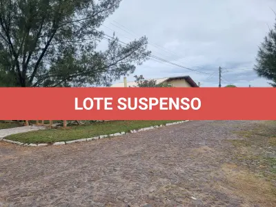 LOTE 001 - Em Balneário Albatroz, na Rua Clarabela, 155, esquina com a Travessa 2, matricula 574 do RI de Tramandaí, sendo o lote 10 da quadra 30, com área edificada averbada de 121,20 m2, na quadra formada pelas vias C, B, Travessa 2 e 3, avaliado o conjunto de casa e lote em R$ 140.000,00.