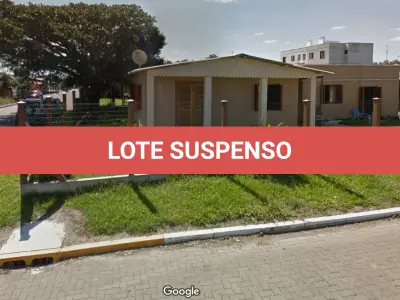 LOTE 001 - Uma casa em Capivari do Sul, situada na esquina das Ruas Professos Luiz Teixeira, nº 251 e 20 de setembro,