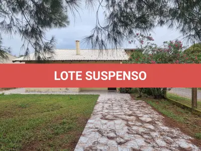 LOTE 001 - Em Balneário Albatroz, na Rua Clarabela, 155, esquina com a Travessa 2, matricula 574 do RI de Tramandaí, sendo o lote 10 da quadra 30, com área edificada averbada de 121,20 m2, na quadra formada pelas vias C, B, Travessa 2 e 3, avaliado o conjunto de casa e lote em R$ 140.000,00.