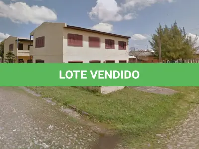 LOTE 001 - No Balneário Albatroz, na Travessa 04, esquina Rua Clarabela, 526, na quadra formada pelas vias D e Travessa 05, no Condomínio Edifício Santa Catarina, o apartamento 05, matricula 129.872.