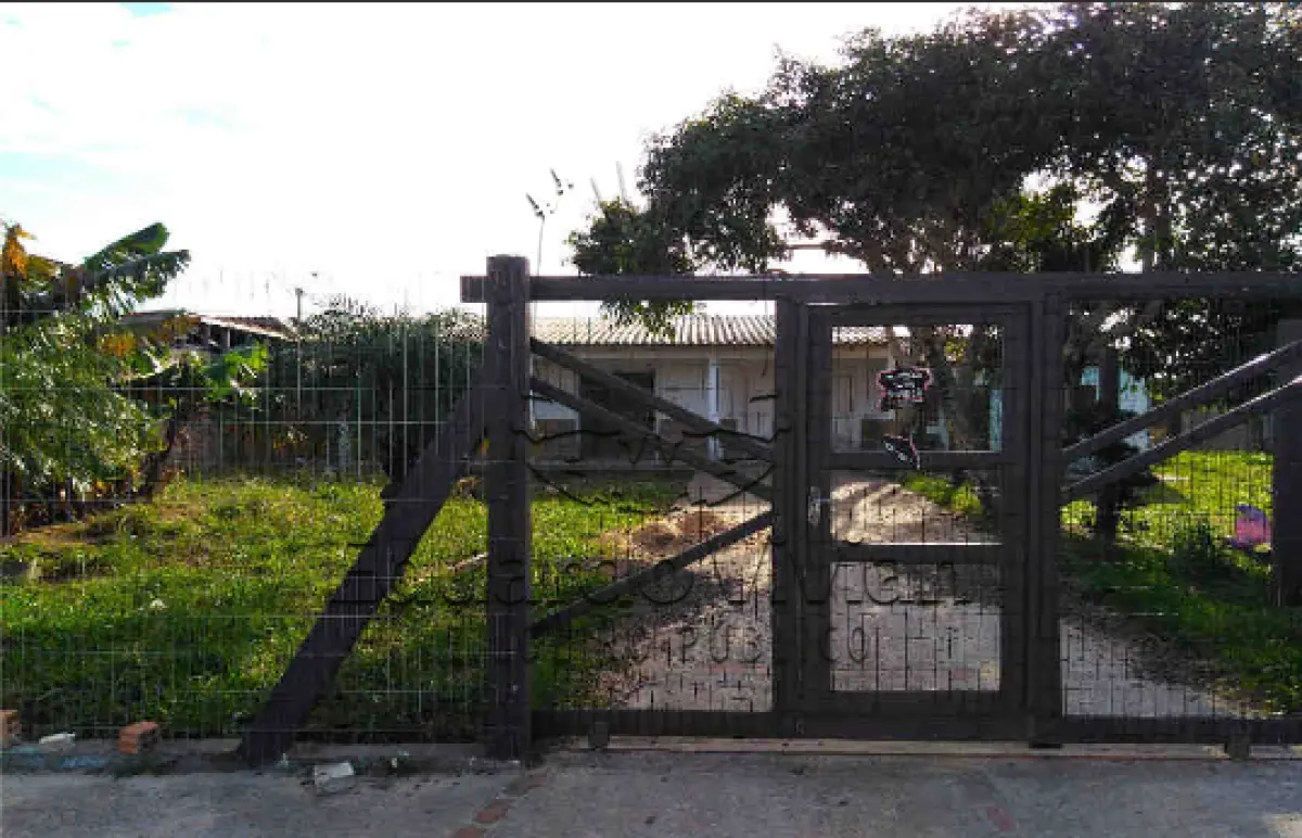 LOTE 01 - VENDA JUDICIAL DE RESIDÊNCIA EM TRAMANDA NA RUA SARGENTO GERALDO SANTANA, 2316.