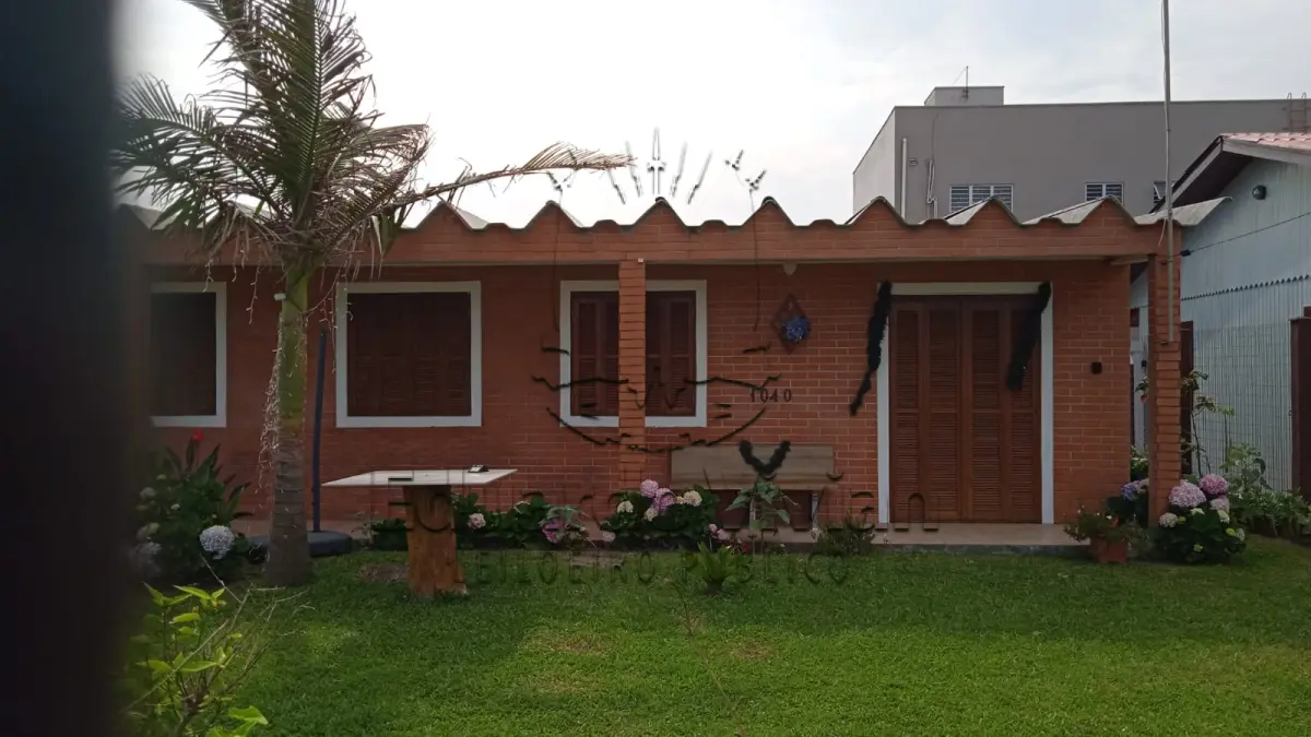 LOTE 001 - VENDA JUDICIAL DE CASA EM BALNEÁRIO PINHAL NA RUA 06. O imóvel faz frente a Rua David Canabarro, 1040.