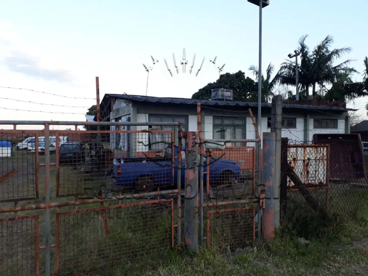 LOTE 001 - Em Terra de Areia, um imóvel com área de 3.385,70 m2 fazendo frente a BR 101, onde funcionou um deposito/venda de gás.