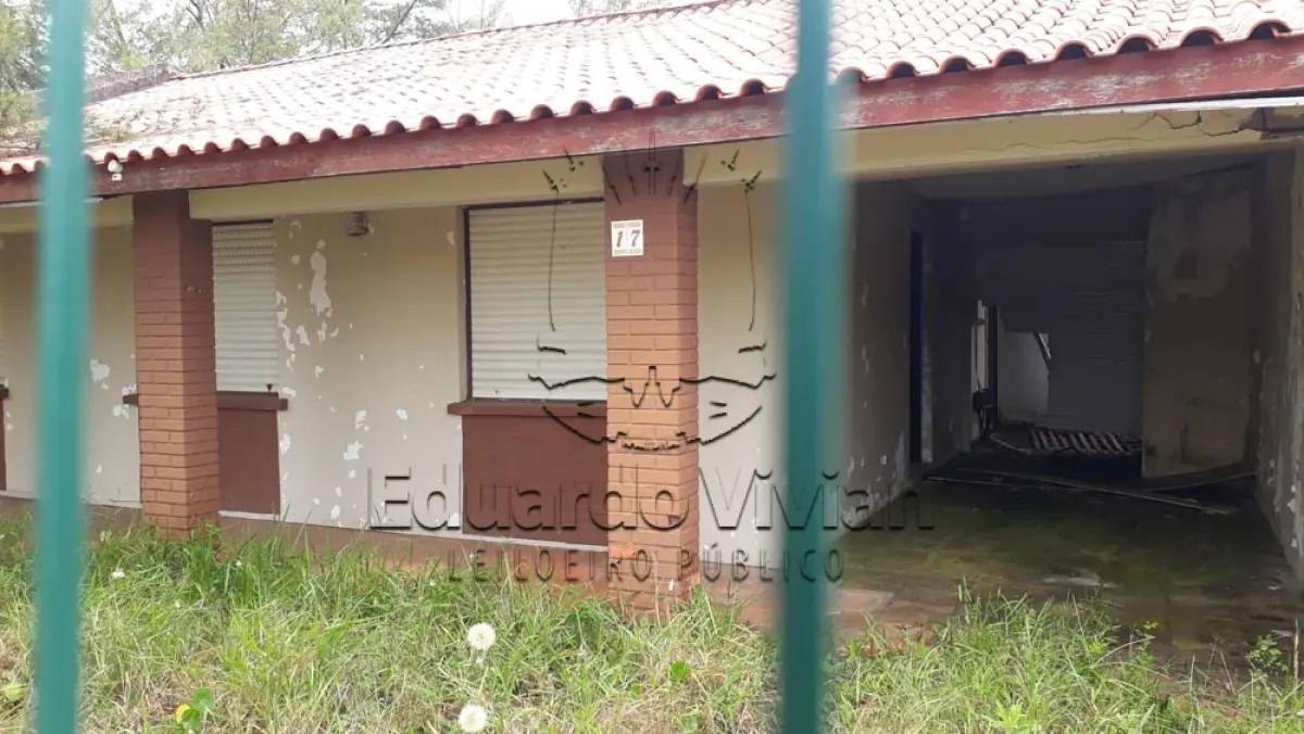 LOTE 001 - VENDA JUDICIAL DE RESIDÊNCIA EM ATLÂNTIDA SUL NA RUA ITAPEMA, 17.