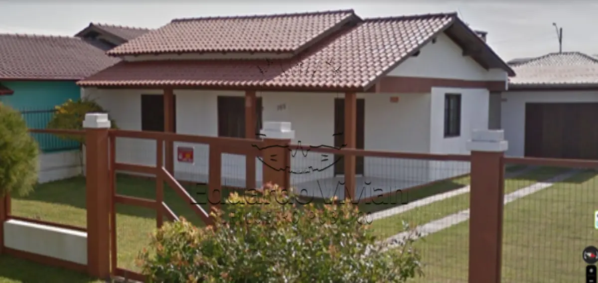 LOTE 001 - LOTE 001 Casa em Atlântida Sul, na Rua Laguna, 788, sendo o Lote 23 da Quadra 36, Matrícula 46.461 do RI de Osório, na quadra formada pelas vias Leme, Garopaba e Copacabana. Avaliação: R$ 362.200,00.