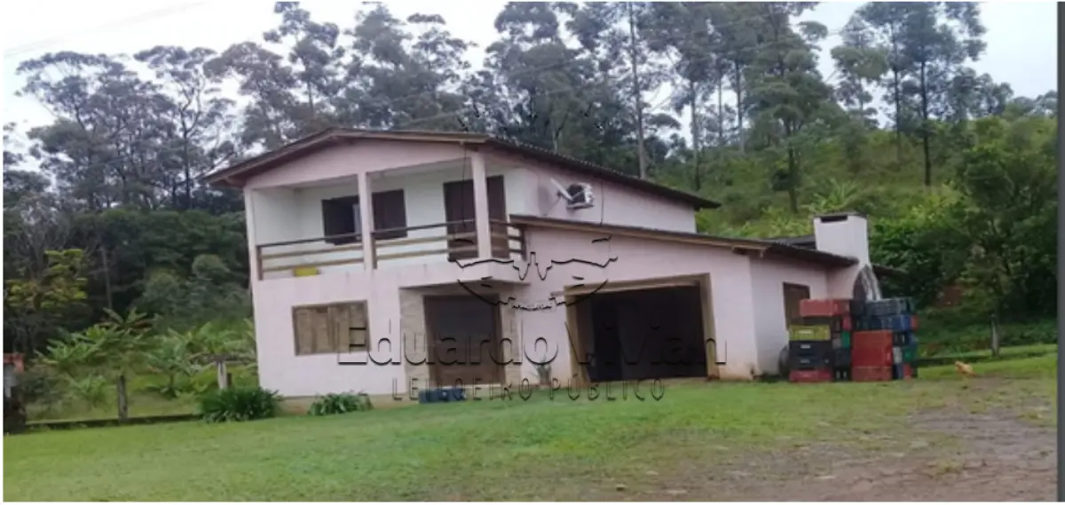 LOTE 001 - Um terreno rural com área superficial de 10.000,00 o equivalente a 01 hectare, contendo uma casa de alvenaria com cerca de 110,00 m2