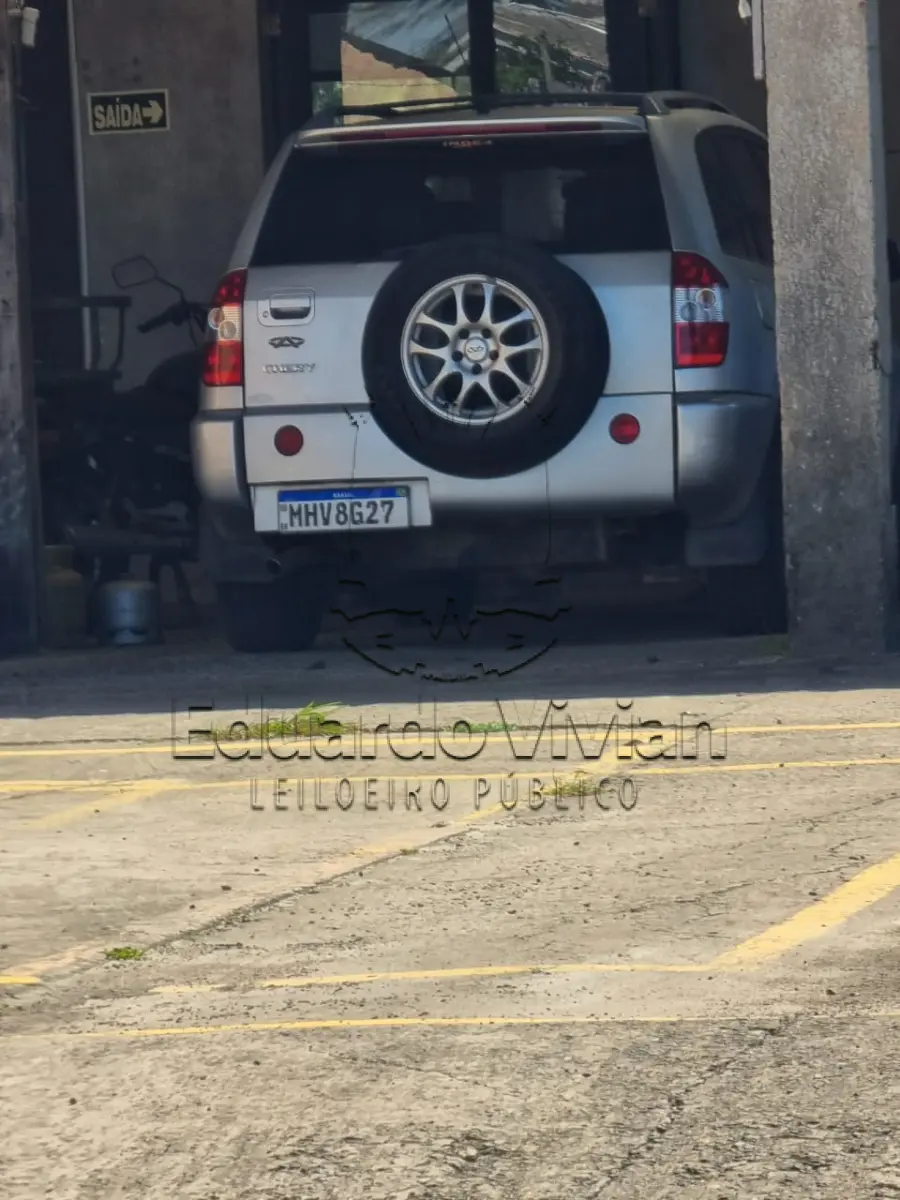 LOTE 001 - Veículo marca/modelo: I/CHERY TIGGO 2.0 Ano/modelo: 2010/2011 Placa: MHV8G27 Chassi: LVVDB14BXBD010615 RENAVAM: 230069878