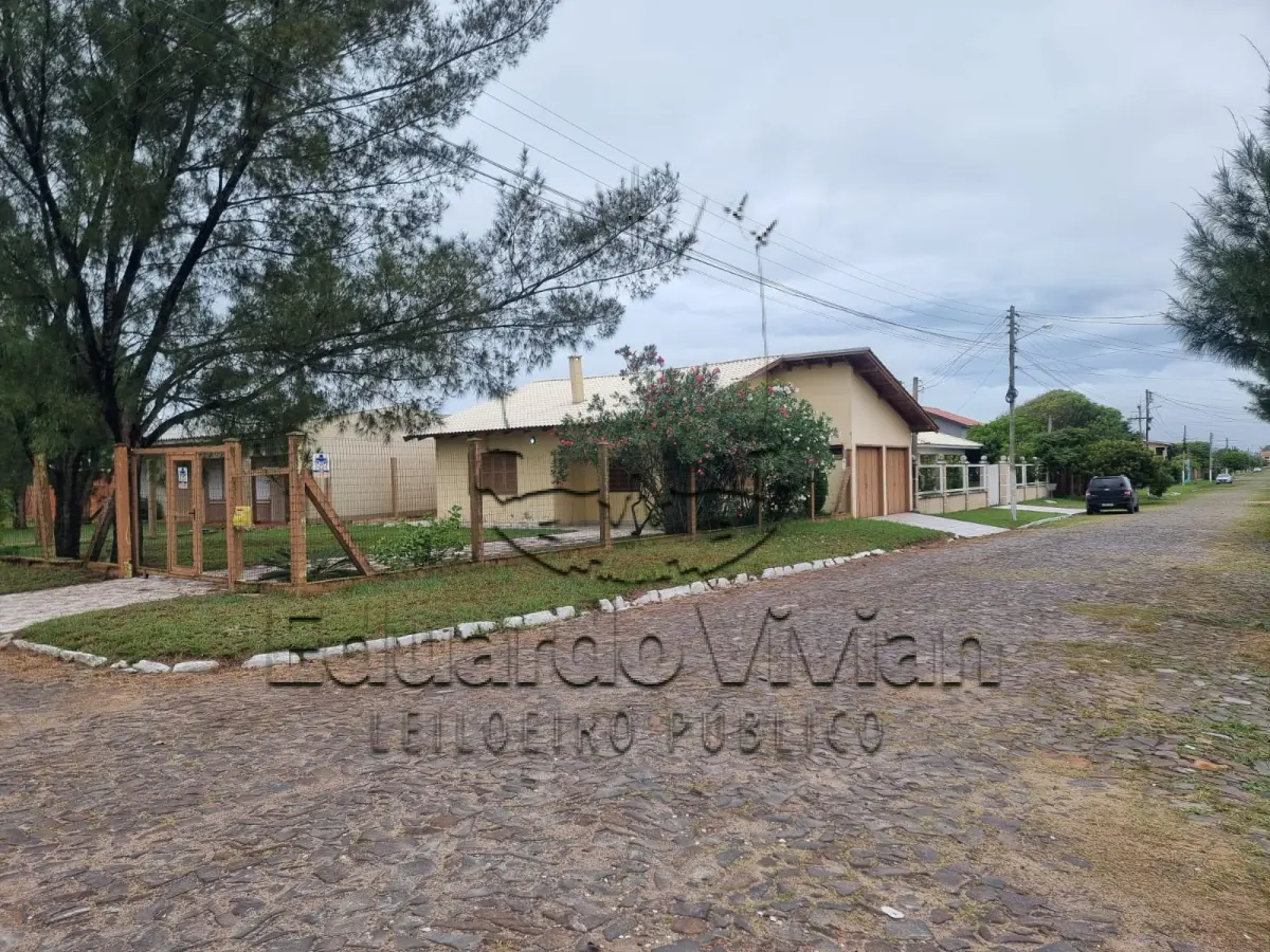 LOTE 001 - Em Balneário Albatroz, na Rua Clarabela, 155, esquina com a Travessa 2, matricula 574 do RI de Tramandaí, sendo o lote 10 da quadra 30, com área edificada averbada de 121,20 m2, na quadra formada pelas vias C, B, Travessa 2 e 3, avaliado o conjunto de casa e lote em R$ 140.000,00.