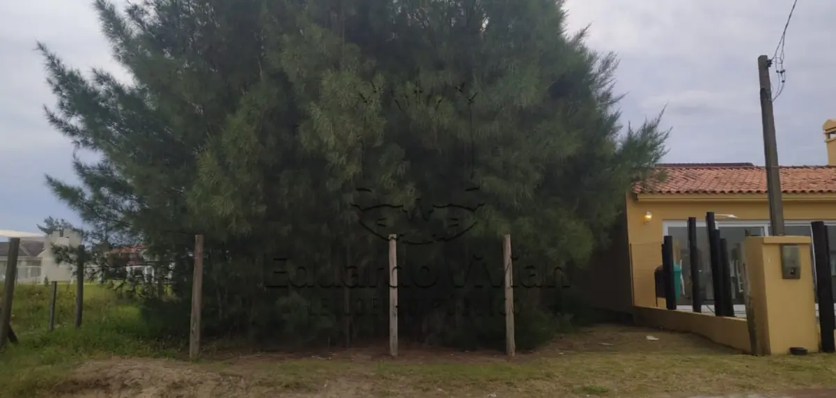 LOTE 001 - Em Noiva do Mar, terreno urbano, situado na Avenida Beira Mar, na Quadra 004, Setor 385 sendo o Lote 13, com 300,00 m2.