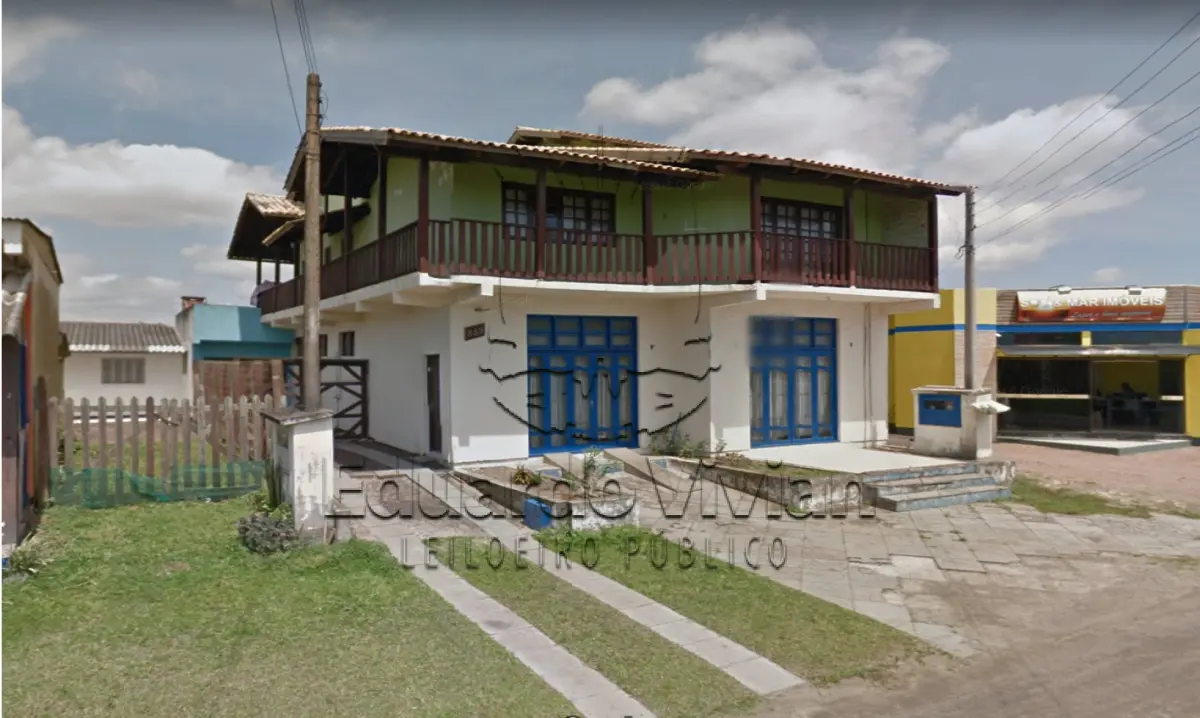 LOTE 001 - Na Praia de Mariluz, Município de Imbé, o Lote 13 da Quadra 43, com 300,00 m2 de área, matrícula no RI de Tramandaí nº 115.188. O imóvel faz frente a Av. Mariluz, nº 889.
