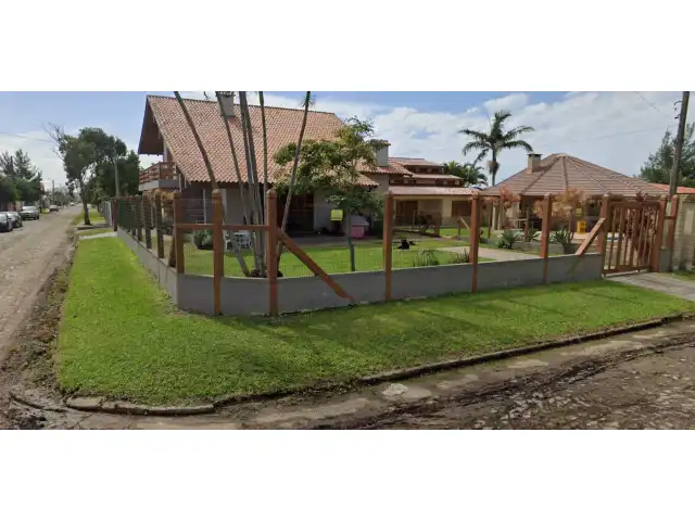 EM TRAMANDAÍ, NA TRAVESSA CEL. FLORES, 201.