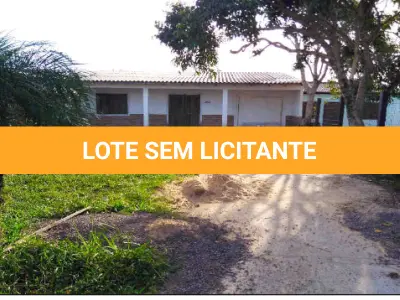 LOTE 01 - VENDA JUDICIAL DE RESIDÊNCIA EM TRAMANDA NA RUA SARGENTO GERALDO SANTANA, 2316.