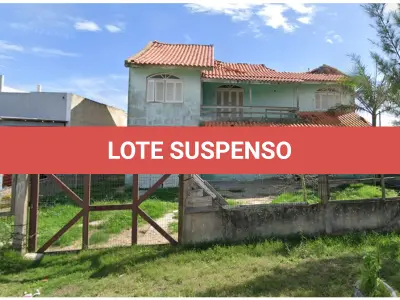 LOTE 001 - Casa em Tramandaí, na Rua Andrade Neves, 2250, lote medindo 12,00 m x 30,00 m, casa com cerca de 200,00 m2, na quadra formada pelas vias Silveira Martins, Marcilio Dias e General Rondon, matrícula 31.443 do Registro de Imóveis de Tramandaí, sendo o Lote 18 da Quadra A-2-E.
