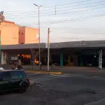 LOTE 003 - VENDA JUDICIAL DE IMÓVEL EM ESQUINA NO CENTRO DE BALNEÁRIO PINHAL ONDE FUNCIONAVA UM POSTO DE GASOLINA