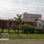 LOTE 001 - VENDA JUDICIAL DE CASA EM BALNEÁRIO PINHAL NA RUA 06. O imóvel faz frente a Rua David Canabarro, 1040.