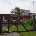 LOTE 001 - VENDA JUDICIAL DE CASA EM BALNEÁRIO PINHAL NA RUA 06. O imóvel faz frente a Rua David Canabarro, 1040.