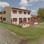 LOTE 001 - No Balneário Albatroz, na Travessa 04, esquina Rua Clarabela, 526, na quadra formada pelas vias D e Travessa 05, no Condomínio Edifício Santa Catarina, o apartamento 05, matricula 129.872.
