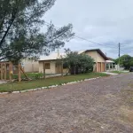 LOTE 001 - Em Balneário Albatroz, na Rua Clarabela, 155, esquina com a Travessa 2, matricula 574 do RI de Tramandaí, sendo o lote 10 da quadra 30, com área edificada averbada de 121,20 m2, na quadra formada pelas vias C, B, Travessa 2 e 3, avaliado o conjunto de casa e lote em R$ 140.000,00.