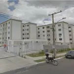 LOTE 001 - Em Canoas, no Condomínio Residencial Alto da Baviera, o apartamento 101, Bloco 02, o qual foi adaptado para idosos, situado na Rua Lopes Trovão, nº 45.