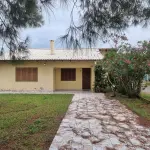 LOTE 001 - Em Balneário Albatroz, na Rua Clarabela, 155, esquina com a Travessa 2, matricula 574 do RI de Tramandaí, sendo o lote 10 da quadra 30, com área edificada averbada de 121,20 m2, na quadra formada pelas vias C, B, Travessa 2 e 3, avaliado o conjunto de casa e lote em R$ 140.000,00.